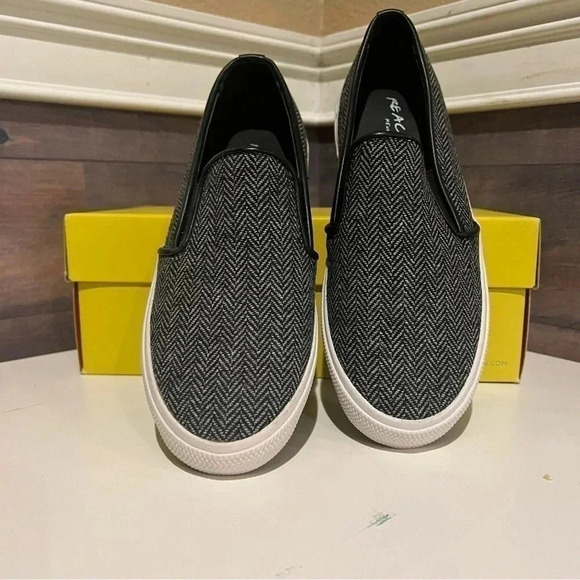 Kenneth Cole Reaction Shoes - Kenneth Cole Reaction Salt-N-Pepper Grey Chevron Herringbone Slip Ons NWT 7.5